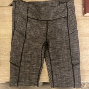 Size 4 lululemon leggings, perfect for leggings needed for athletic movement.